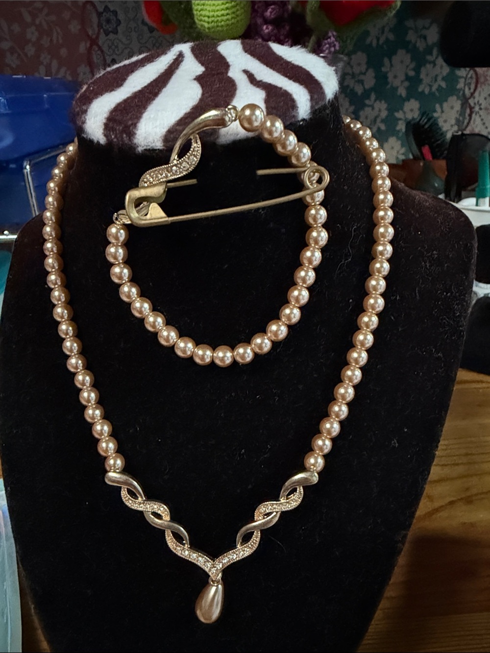 Pearl choker necklace  and  stretch bracelet